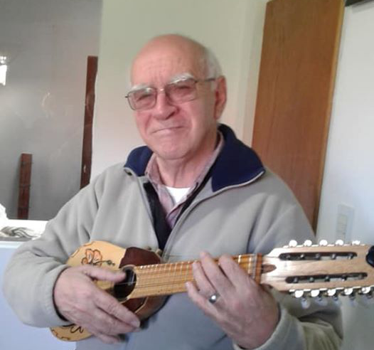 Víctor Hugo Vallejos con un instrumento musical